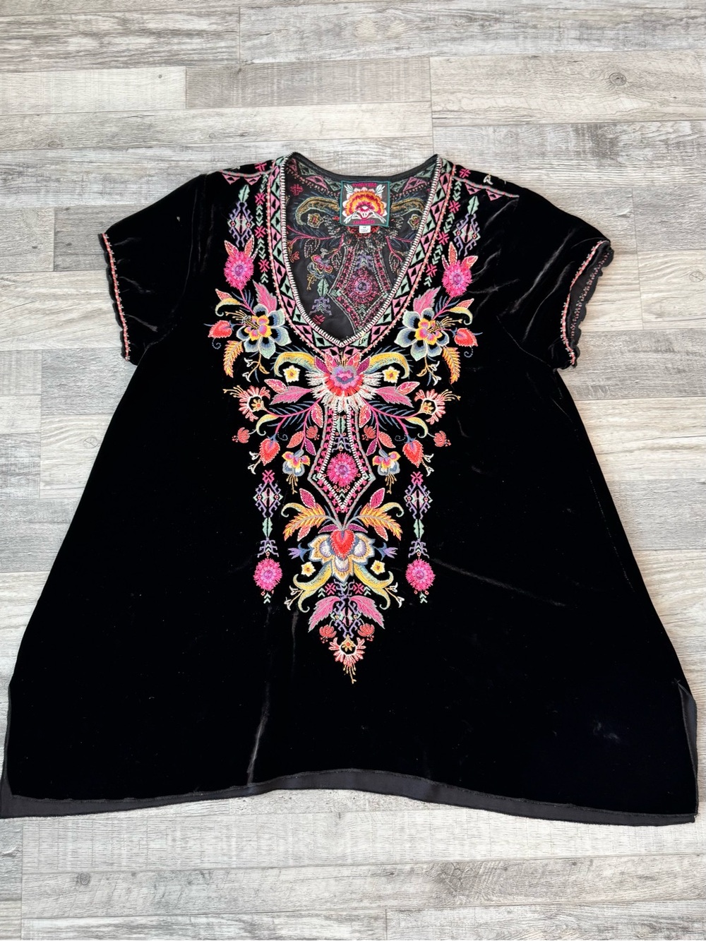 Johnny Was Black Velvet Embroidered Short Sleeve Top Size Medium G46